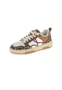 Sneaker con tomaia in pelle bianca con accenti marroni e beige, design a stampa leopardata sulla punta e suola in gomma texturizzata.