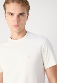 Calvin Klein Jeans HEAVY REGULAR  - Jednoduché tričko - ivory