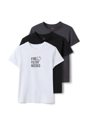 Drei schlichte T-Shirts mit kurzen Ärmeln in Weiß, Schwarz und Dunkelgrau, wobei das weiße Shirt den Text "# NO FILTER NEEDED" und eine Stern-Grafik zeigt.