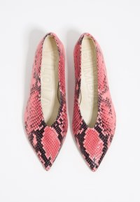 Bailarinas de punta afilada con un patrón de serpiente texturizado en rosa y negro, que cuentan con un forro interior suave y un diseño elegante.