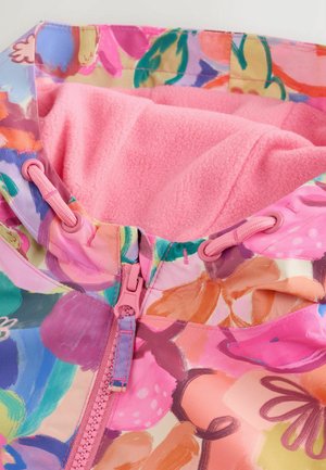 Spalvinga rožinė striukė su gėlių raštu ir minkštu rožinės spalvos fliso pamušalu, sukinama užtrauktuku priekyje ir reguliuojamomis raištelėmis.