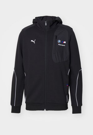 Svart hettejakke med glidelås laget av glatt stoff, med en tekstil lomme, hvite aksenter og logoer for Puma og BMW Motorsport.