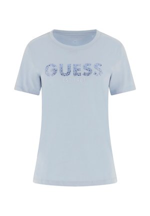 Lyseblå T-shirt med korte ærmer med "GUESS" i blåt blomsterprint og "EST. 1981" trykt nedenunder på fronten i midten.