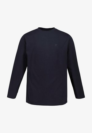 Maglietta a maniche lunghe blu navy in cotone, con collo a giro e un piccolo logo sul petto. Tessuto liscio, vestibilità standard.