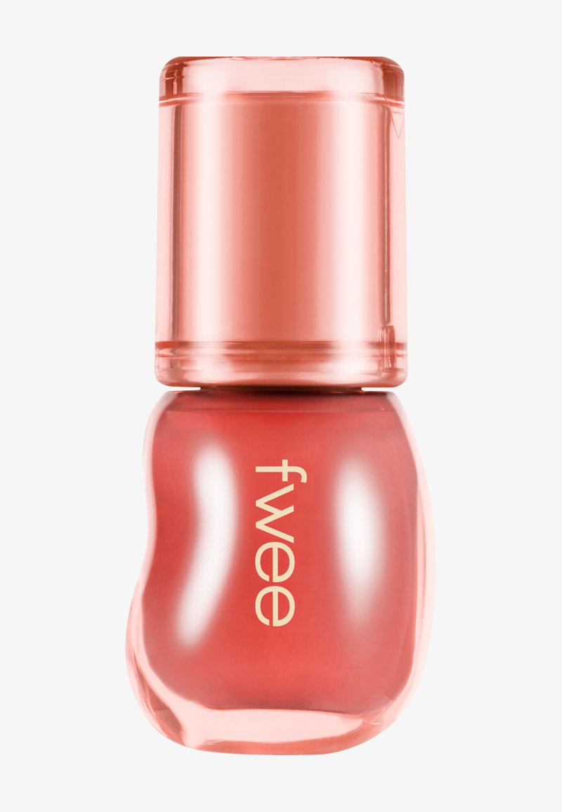 Petite bouteille en verre courbée de vernis à ongles rouge avec bouchon rose brillant et le mot "fwee" imprimé verticalement sur le devant.