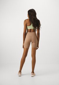Nike Performance ONE SHORT - Legingi - desert dust/baroque brown/white