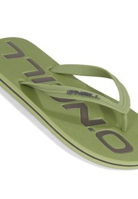 Tongs vertes avec semelle texturée, matériau sans PVC, accents de logo marron, et bretelles résistantes pour le confort et la durabilité.