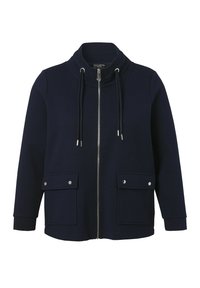 Marineblauwe zip-up jack met hoge kraag, trekkoord capuchon en twee voorste klepzakken met drukknoopsluitingen.