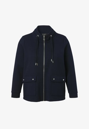 Marineblaues Zip-up-Jacket mit hohem Kragen, verstellbare Kapuze und zwei frontalen Klappentaschen mit Druckknöpfen.