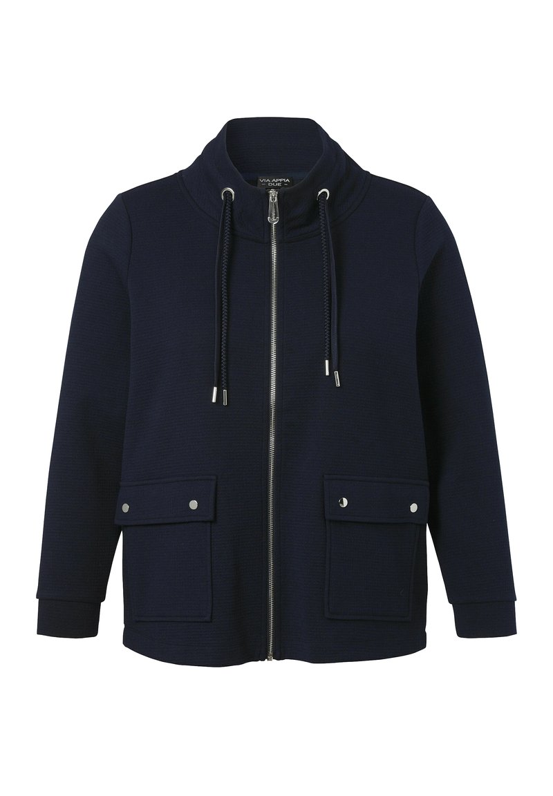 Marineblauwe zip-up jack met hoge kraag, trekkoord capuchon en twee voorste klepzakken met drukknoopsluitingen.