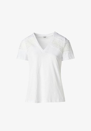 Camiseta de algodón blanca con escote en V, mangas cortas y detalles de encaje texturizado en los hombros. Tejido suave y ligero con un corte relajado.