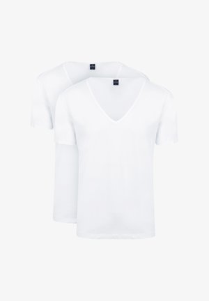 Twee effen witte T-shirts met korte mouwen en V-hals, op elkaar gestapeld, vooraanzicht met merketiketten bij de kraag, op een witte achtergrond.