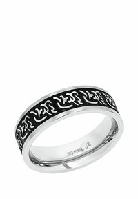 Ring i rostfritt stål med en polerad silverfärgad inre ring och en svart mönstrad yttre ring med intrikata mönster.