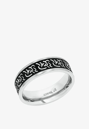 Anello in acciaio inossidabile con una fascia interna argentata lucida e una fascia esterna nera decorata con motivi intricati.
