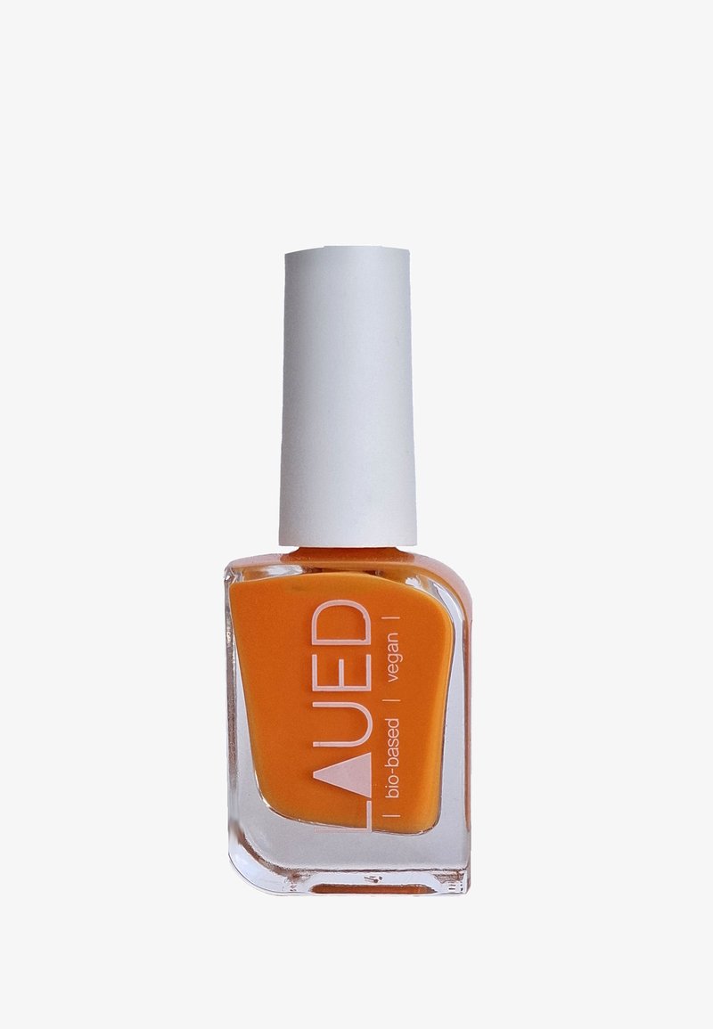 Bottiglia di smalto per unghie arancione con tappo bianco, etichettata "AUED" e contrassegnata come bio-based e vegana su uno sfondo bianco.