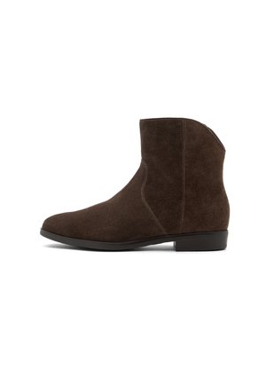 Stivaletto in pelle scamosciata marrone con punta tondeggiante e design minimalista. Presenta un tacco basso e dettagli delle cuciture laterali per un tocco di texture in più.