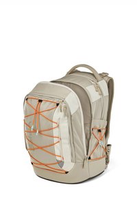 Beige Rucksack mit mehreren Fächern, orangenen Bungee-Kordel-Akzenten und einer strukturierten Rückseite. Glattes Material mit verstärkten Beschlägen.