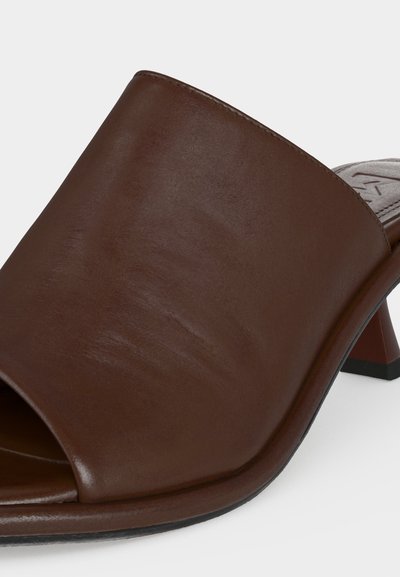 Brown leather open-toe mule with a 6.5 cm block heel and cushioned insole, shown at a close angle on a white background.