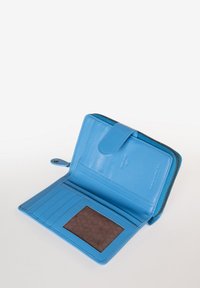 Blauwe leren portemonnee met een ritssluiting, uitgerust met meerdere kaartsleuven, een doorzichtige ID-venster en een getextureerde bruine binnenkant.