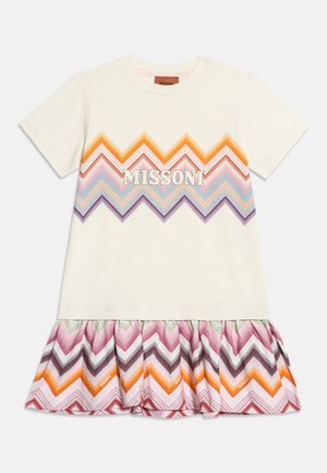 Krémové šaty s krátkym rukávom s viacfarebnými vzormi v tvare chevron a volánovým lemom, s nápisom "MISSONI" na hrudi.