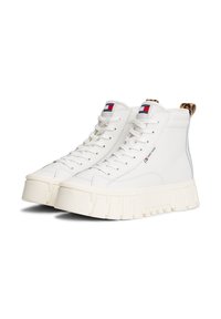 Baskets montantes blanches en cuir avec une semelle épaisse. Comprend des lacets, une étiquette de marque et un accent en imprimé léopard sur le talon.