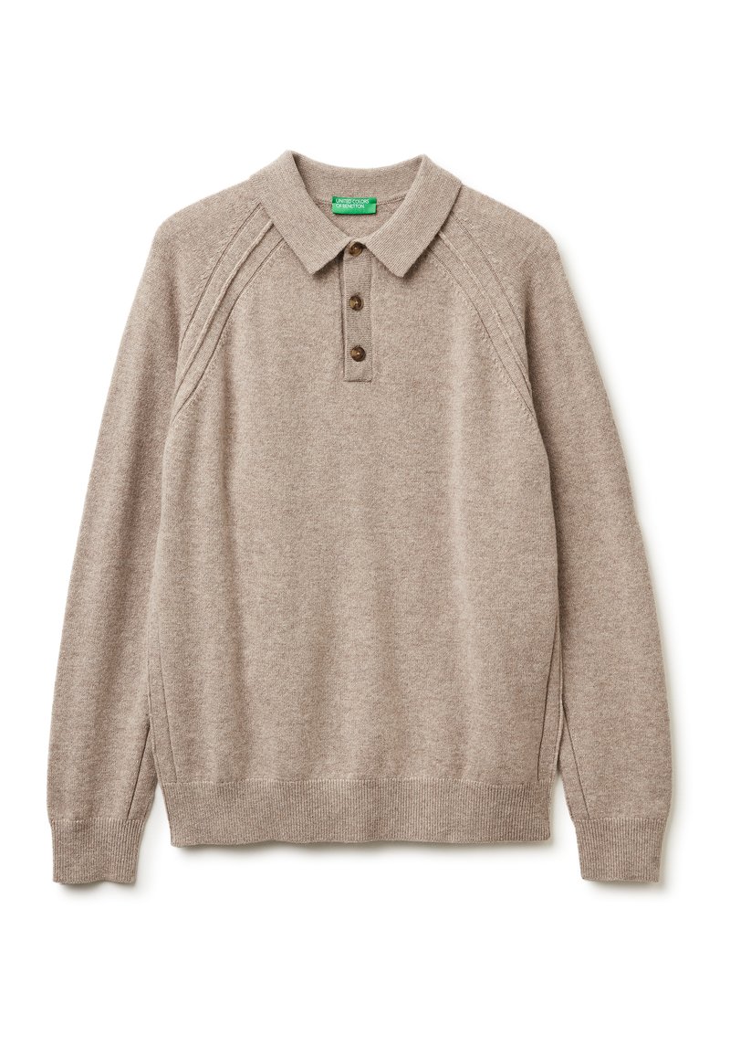 Beige pletený pulovr s límečkem, tříknoflíkovým zapínáním a raglánovými rukávy. Má strukturovanou tkaninu a žebrovaný lem a manžety.