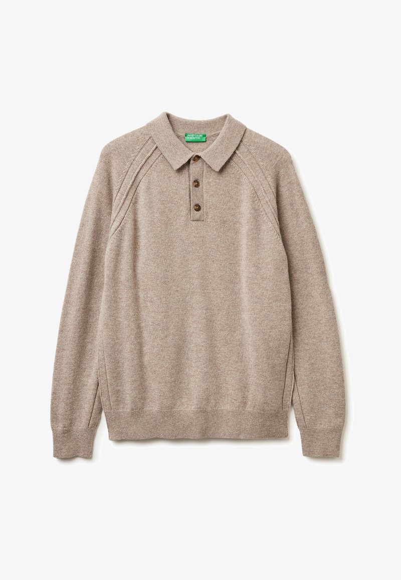 Beżowy sweter dzianinowy z kołnierzykiem, z trzema guzikami i rękawami raglanowymi. Posiada teksturowany materiał oraz ściągacze przy hemie i mankietach.