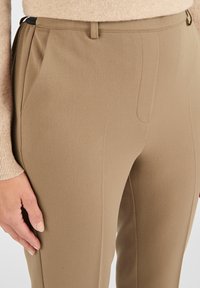 Beige broek met een tailored ontwerp, een gladde textuur en voorplooien. Inclusief zijzakken en een tailleband voor een veilige pasvorm.