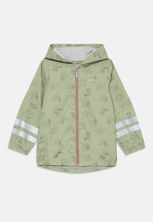 Chaqueta de lluvia verde claro con patrones de animales y hojas, cremallera rosa en contraste y franjas reflectantes en blanco en las mangas. Diseño con capucha.
