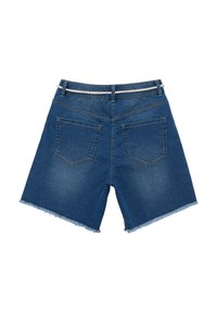 Shorts en denim bleu foncé avec un ourlet effiloché, présentant un design classique à cinq poches et une taille standard avec passants de ceinture.