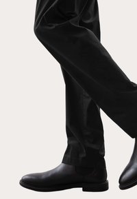 Marks & Spencer REGULAR FIT SUPER LIGHTWEIGHT - Broek - black