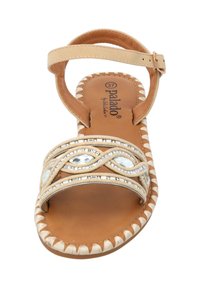 Tan leren sandaal met een gevlochten band en decoratieve kraalaccenten. Voorzien van een gevoerd voetbed en een gespsluiting op de enkelband.