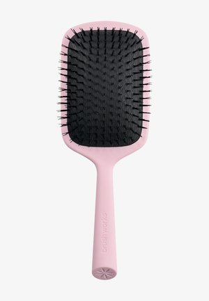 Brosse à cheveux rectangulaire rose avec des poils noirs sur une base rembourrée et un manche arrondi marqué "brushworks".