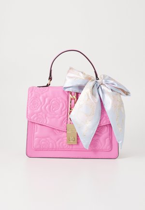 Bolso de mano acolchado de piel rosa con cierre de solapa, herrajes dorados y una cinta de satén azul claro decorada con patrones florales.