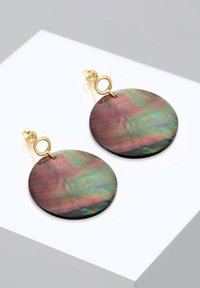 Boucles d'oreilles circulaires en ton doré avec des coquillages irisés roses et verts, présentant une surface lisse et une boucle centrale pour un détail de design supplémentaire.