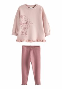 Sudadera de algodón rosa con dobladillo con volantes y estampado de chica de ballet, combinada con leggings rosa acanalados a juego. Textura suave, diseño informal.