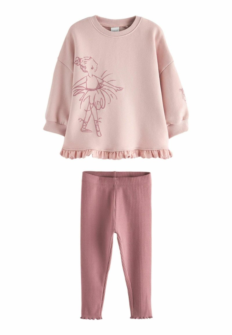 Sudadera de algodón rosa con dobladillo con volantes y estampado de chica de ballet, combinada con leggings rosa acanalados a juego. Textura suave, diseño informal.