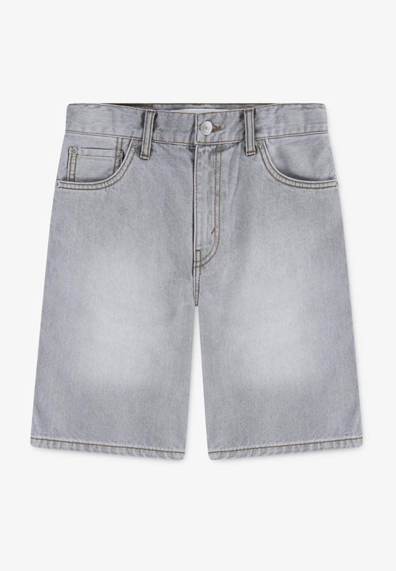 Γκρι σορτς από τζιν με ξεθωριασμένο πλύσιμο, πέντε τσέπες, κούμπωμα με κουμπί και ίσια γραμμή. Ορατή ραφή σε αντίθετο καφέ χρώμα.