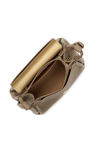Borsa a tracolla in pelle marrone chiaro con una pattina metallica dorata e un scomparto principale aperto con zip.