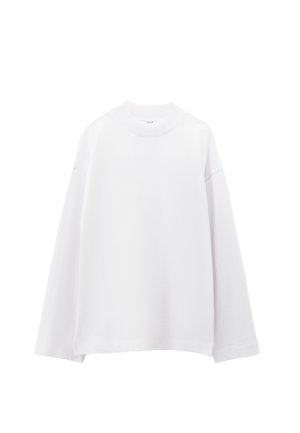 Felpa bianca oversize con scollo rotondo, maniche lunghe e tessuto morbido e liscio. Presenta spalle scese e orlo dritto.