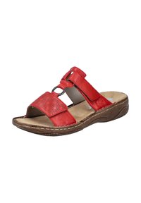 Sandales en cuir rouge à bout ouvert, design perforé sur la sangle supérieure, boucle ajustable et semelle en caoutchouc brun texturé.
