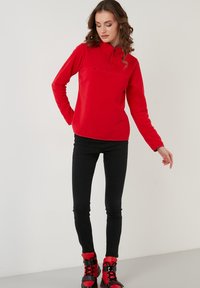 LELA HIGH COLLAR - Pulover iz flisa - red