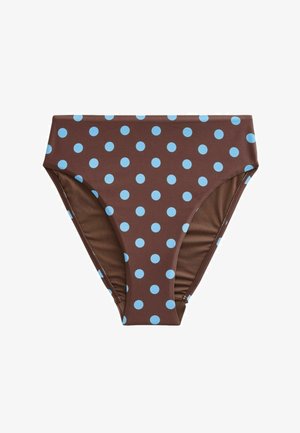 Hnedé bikiny s vysokým pásom so svetlomodrými bodkami rovnomerne rozmiestnenými, zobrazené na ploche na bielom pozadí.