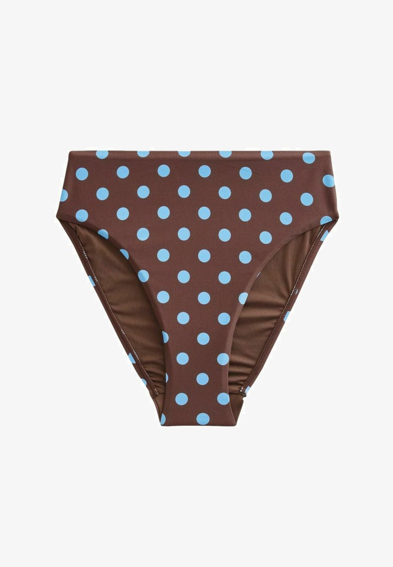 Brune bikinitrusser med høj talje og jævnt fordelt lyseblå polkaprikker, vist fladt på en hvid baggrund.