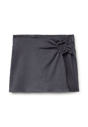 Mini-jupe gris foncé avec détail découpé en forme de cœur froncé près de la taille sur le côté avant droit.