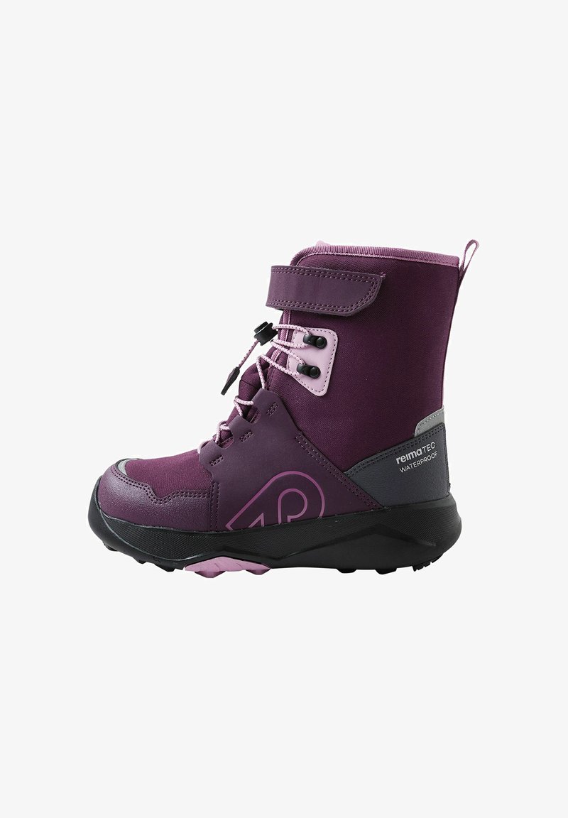 Wodoodporne fioletowe buty z wytrzymałą konstrukcją, z rzepem, regulowanym sznurówkami, teksturowanymi powierzchniami i wzorzystymi akcentami.