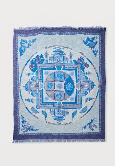 Carré textile avec un motif de palais mandala bleu et gris présentant des motifs floraux symétriques et des éléments architecturaux.