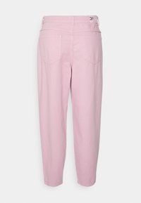 Hellrosa, hoch taillierte Hose mit geradem Bein, ausgestattet mit zwei Gesäßtaschen und einem gebrandeten Bund. Glatter Baumwollstoff.