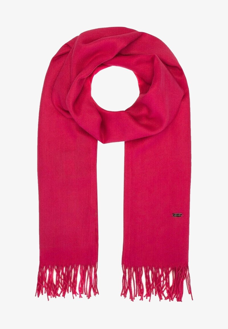 Écharpe en laine rose vif avec des extrémités à franges, bouclée lâchement au centre, avec une petite étiquette de marque rectangulaire sur un côté.