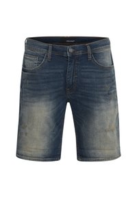 Pantalones cortos de mezclilla en azul oscuro, con un lavado descolorido, detalles desgastados, cinco bolsillos y costuras visibles, con un cierre de botón estándar.